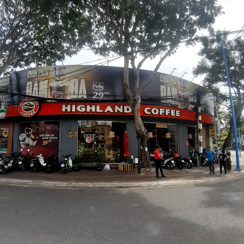 Ngoại thất Highlands Coffee Hoàng Hoa Thám với tone màu đen - đỏ truyền thống
