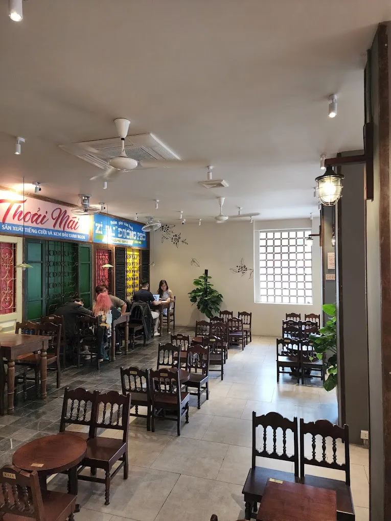 Thưởng thức cà phê tại quán tựa như đang ngồi cafe vỉa hè ở phố phường Hà Nội