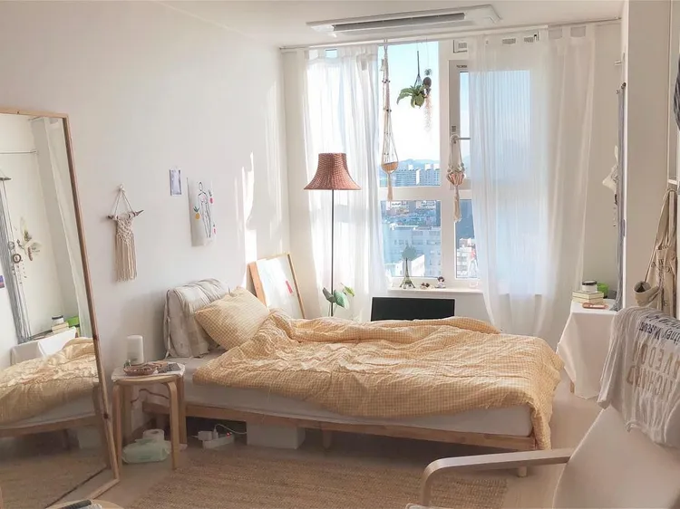 Nếu phòng ngủ của bạn có cửa sổ, hãy sử dụng rèm cửa mỏng để tạo ánh sáng tự nhiên và không gian thoáng mát.