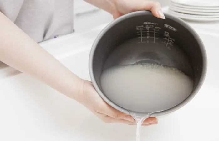 Nước cơm có thể dùng để vệ sinh bếp ga rất hiệu quả