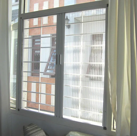 Cửa sổ được lắp đặt cửa lưới chống muỗi xếp được