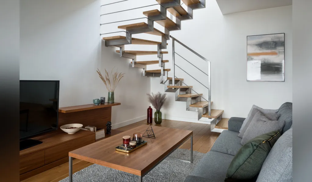 Kiểu thiết kế phòng khách có cầu thang tối giản phù hợp cho nhà ở có diện tích hạn chế