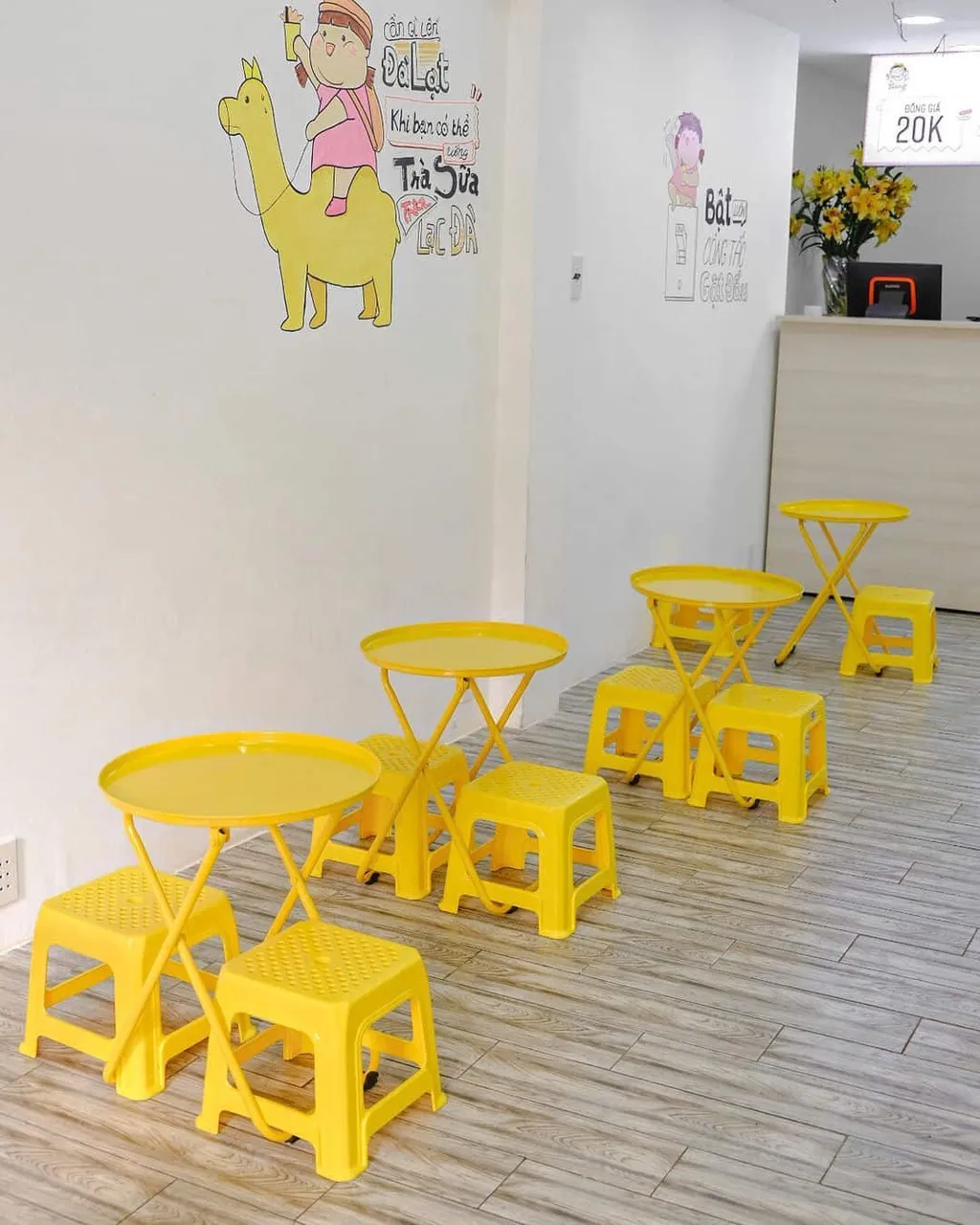 Bàn ghế tại đây có màu vàng năng động, kết hợp với những góc tường trang trí vui nhộn