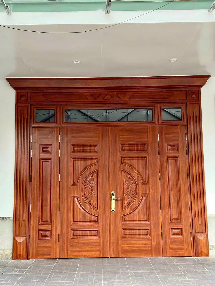 Mẫu cửa thép vân gỗ 4 cánh có thiết kế tinh tế