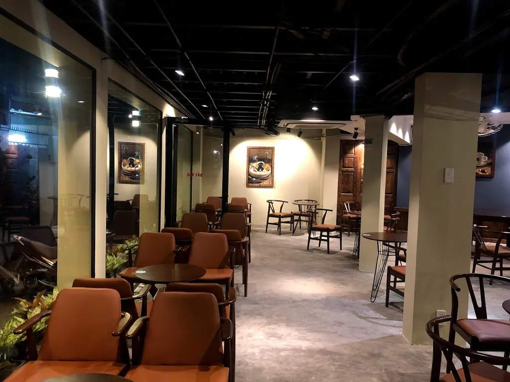 Nội thất của AHA Coffee Tân Bình có thêm những bộ bàn ghế hiện đại