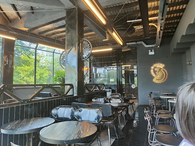 Hình ảnh bàn ghế bên trong quán cà phê three o'clock Hồ Tùng Mậu- Quận 1