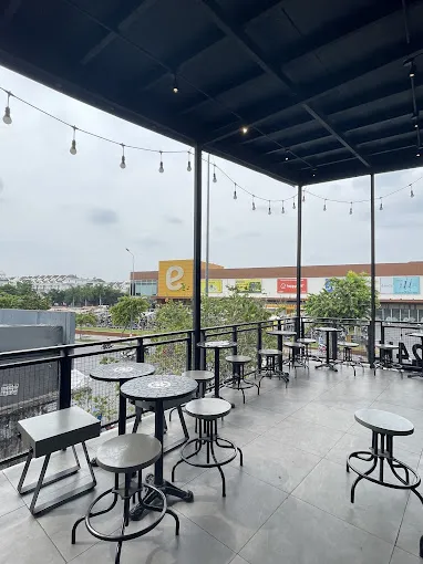 Hình ảnh khu vực ngồi trên tầng thượng quán cà phê three o'clock Phan Văn Trị- Quận Gò Vấp