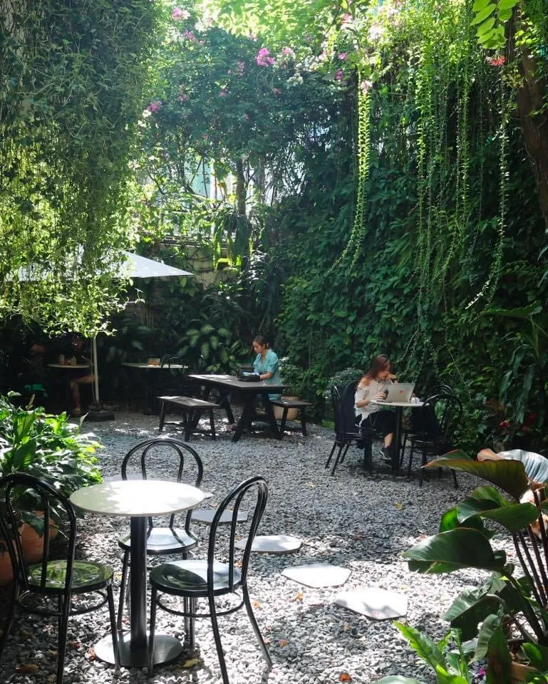 Không gian bên ngoài cà phê sân vườn Beanthere Cafe