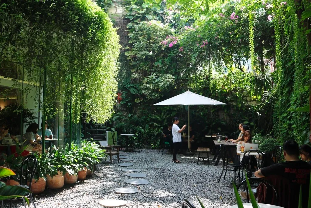 Khu vực sân vườn xinh xắn của quán cafe Beanthere