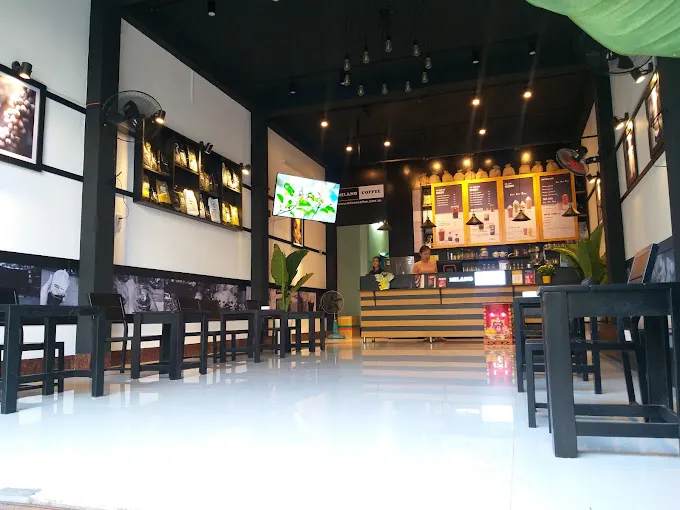 Tại Milano Coffee chi nhánh Tuy Hòa, Phú Yên, nét đặc trưng này cũng được thể hiện rất rõ qua những bộ bàn ghế đen tuyền và bức tường màu trắng.
