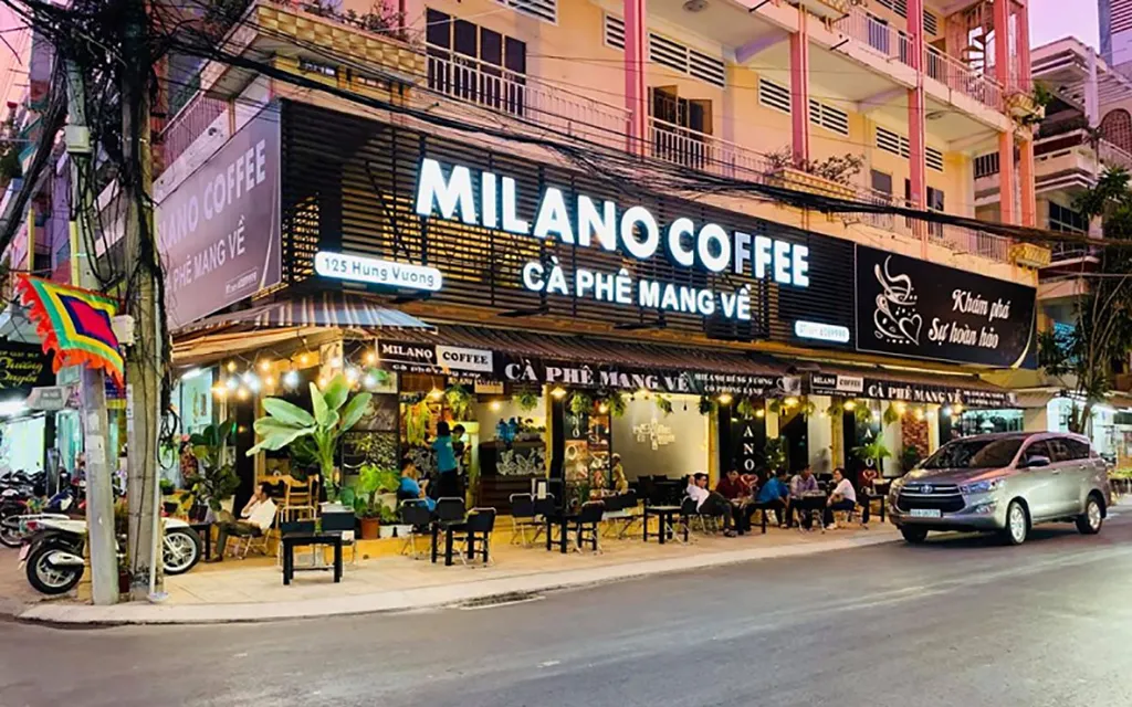 Thiết kế bên ngoài của Milano Coffee tại chi nhánh Hùng Vương. Không gian bên ngoài quán vẫn luôn được chú trọng để phục vụ đối tượng khách hàng mục tiêu mà Milano theo đuổi.