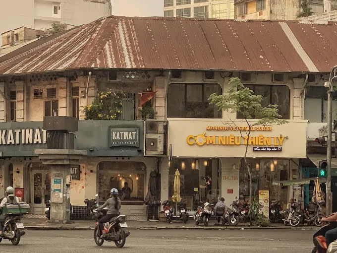 Đối với ai muốn trải nghiệm không khí sôi động của Sài Gòn, thì có thể lựa chọn không gian bên ngoài quán. Bạn có thể hòa mình vào nhịp sống năng động của Sài Gòn với những chiếc ghế xếp vỉa hè (Katinat Hàm Nghi - Quận 1)