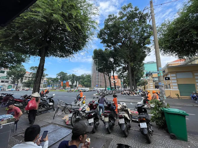 Ngồi bên quán, bạn có thể phóng tầm nhìn của mình ra nhà thờ Đức Bà - một biểu tượng của Sài Gòn, với kiến trúc Gothic cổ kính, uy nghiêm. Từ đây bạn có thể đi bộ sang công viên sang công viên 30/4, bưu điện trung tâm thành phố, Dinh Độc Lập… rất nhiều địa điểm mà bạn có thể check-in (Katinat Nguyễn Du - Quận 1)