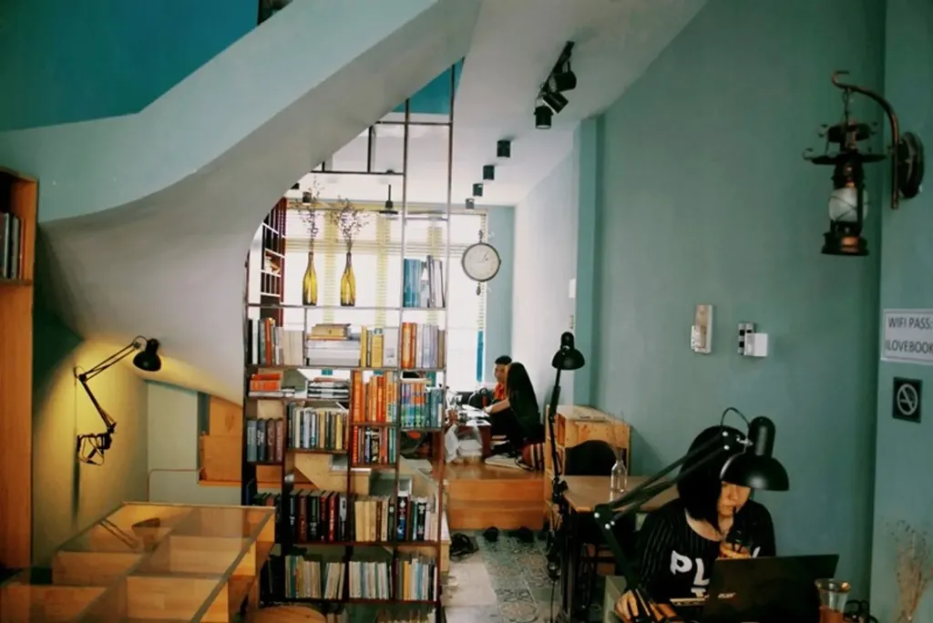 Không gian của quán cafe sách Slowee Coffee & Books