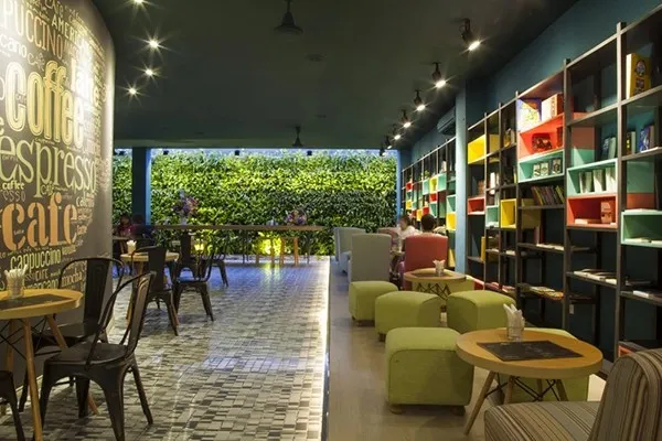 Không gian quán cafe sách Huy Hoàng Bookstore Café