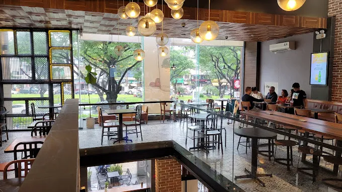 Không gian với khung cửa kính lớn tạo cảm giác thoáng đãng khi khách hàng tới Phúc Long - Nguyễn Văn Linh