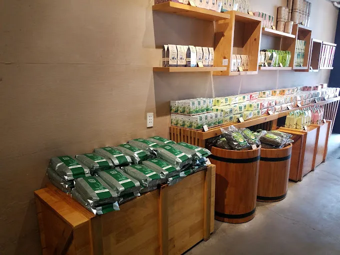 Khu trưng bày các sản phẩm trà và cà phê tại Phúc Long - Trần Hưng Đạo, Quận 5