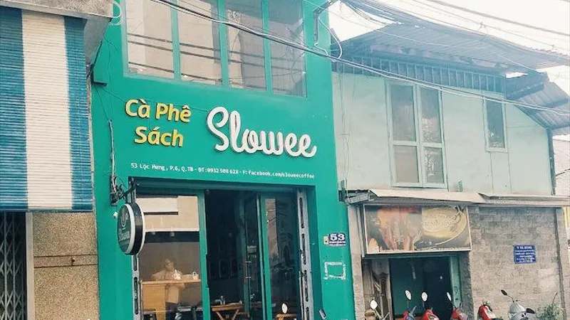 Slowee Coffee & Books nằm trong một con hẻm nhỏ giữa Sài Gòn