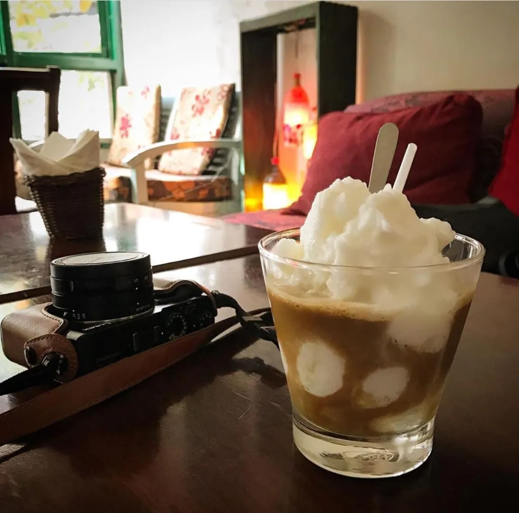 Ly cà phê dừa tại Nola Cafe
