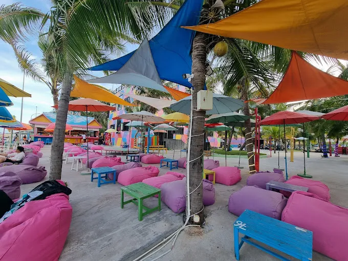 Những chiếc gối nệm đầy màu sắc tại Dana Beach Color