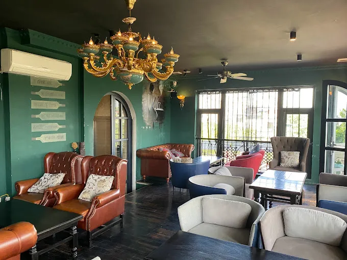 Nội thất mang đậm phong cách châu  u cổ điển (Serein Cafe & Lounge) 