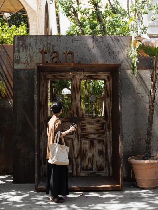 Tan Cafe gây ấn tượng với chiếc cổng bằng gỗ hoài niệm của Việt Nam xưa
