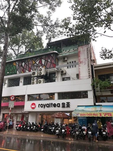 Không gian bên ngoài của trà sữa Royaltea (46 - 48 Nguyễn Trãi, Quận 5, Hồ Chí Minh)