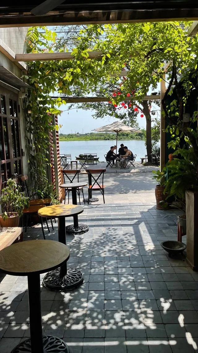 Chiếc view bờ hồ vô cùng lãng mạn, chỉ có tại An Cafe Đền Đô 