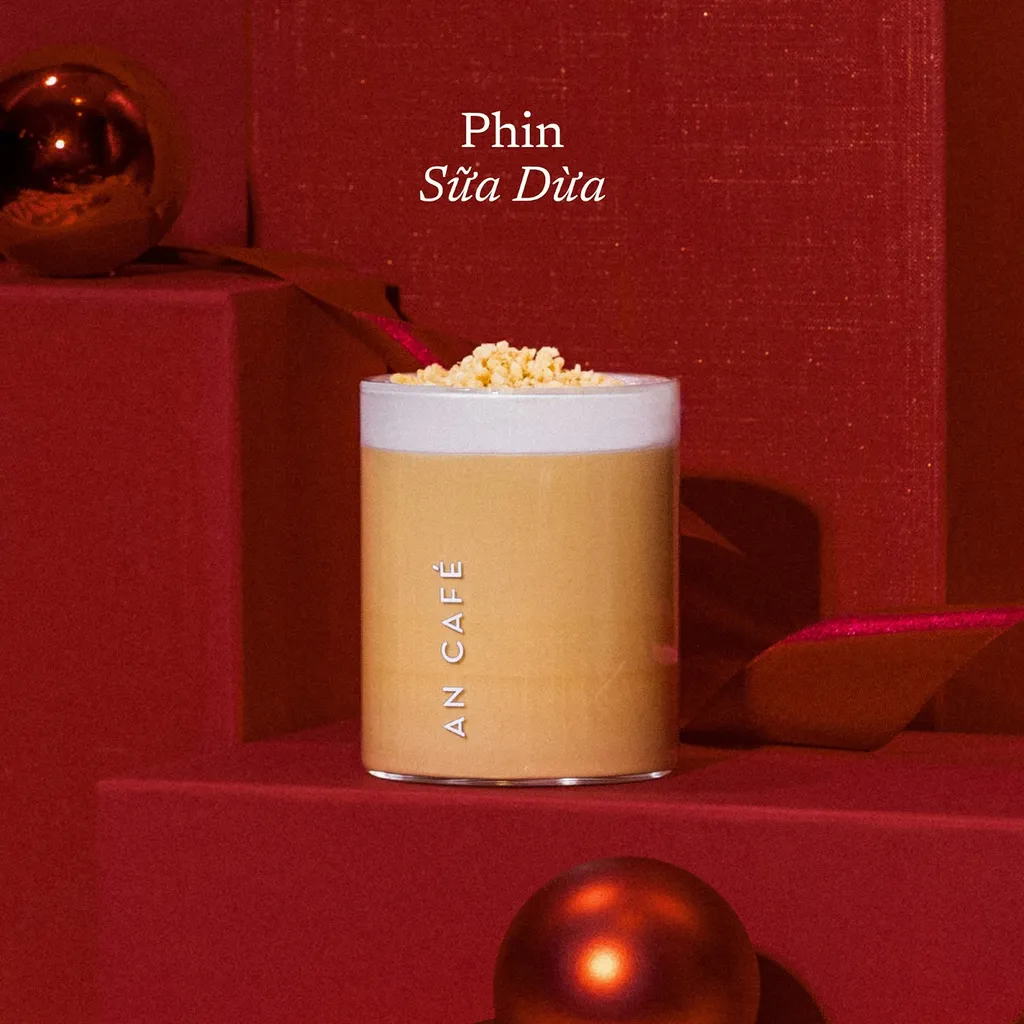 Dành cho những người không ưa cảm giác cà phê lạnh nhưng vẫn thèm khát vị ngon của dừa, thì Phin Cà Phê Dừa là dành riêng cho bạn đấy!