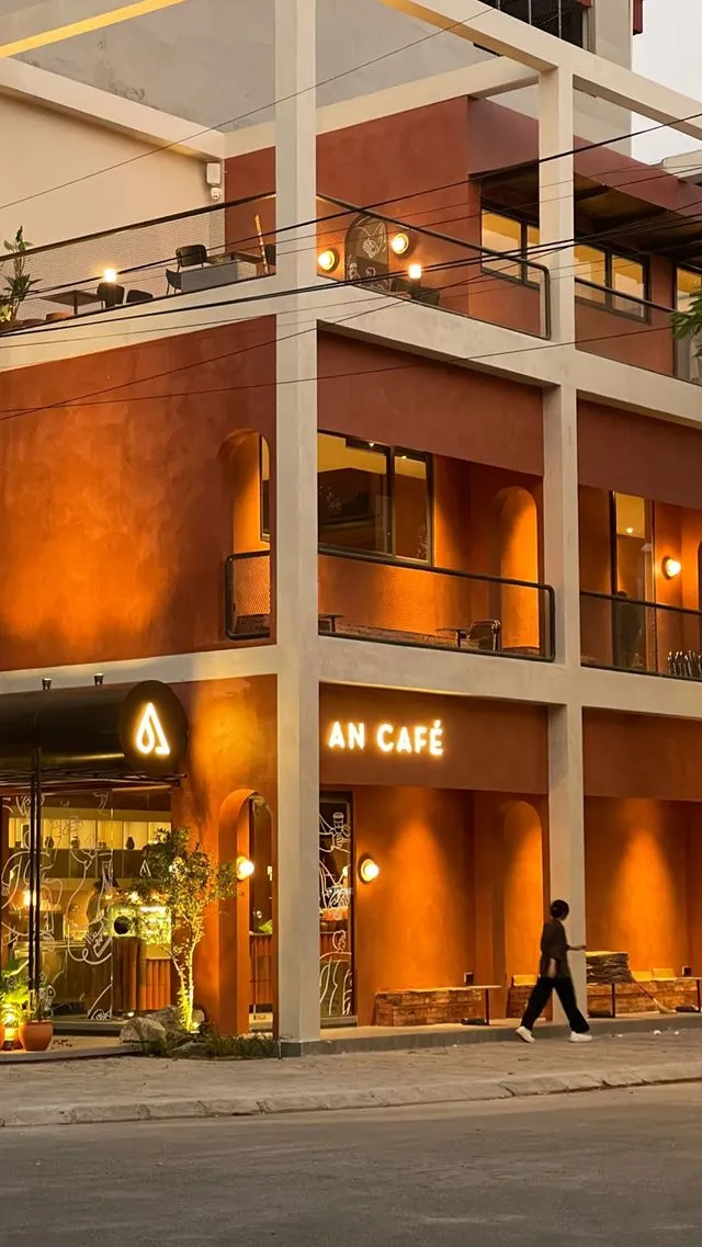 Kiến trúc hiện đại và cổ điển xen lẫn trong thiết kế bên ngoài của An Cafe Y Na (Bắc Ninh)