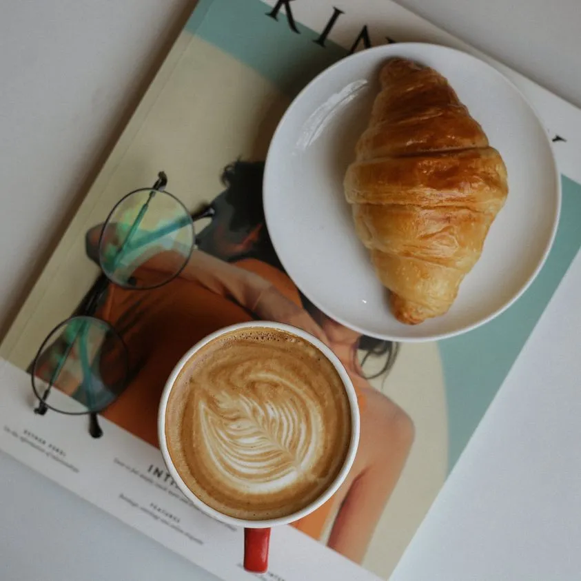 Một bữa sáng với một cốc cafe latte cùng chiếc bánh sừng bò (Croissant) giòn, mềm thì còn gì bằng đúng không?