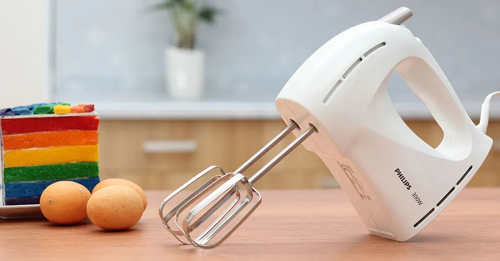 Máy đánh trứng giúp tiết kiệm thời gian và công sức so với việc đánh bằng tay, thường được sử dụng rộng rãi trong việc làm bánh và nấu ăn hàng ngày.