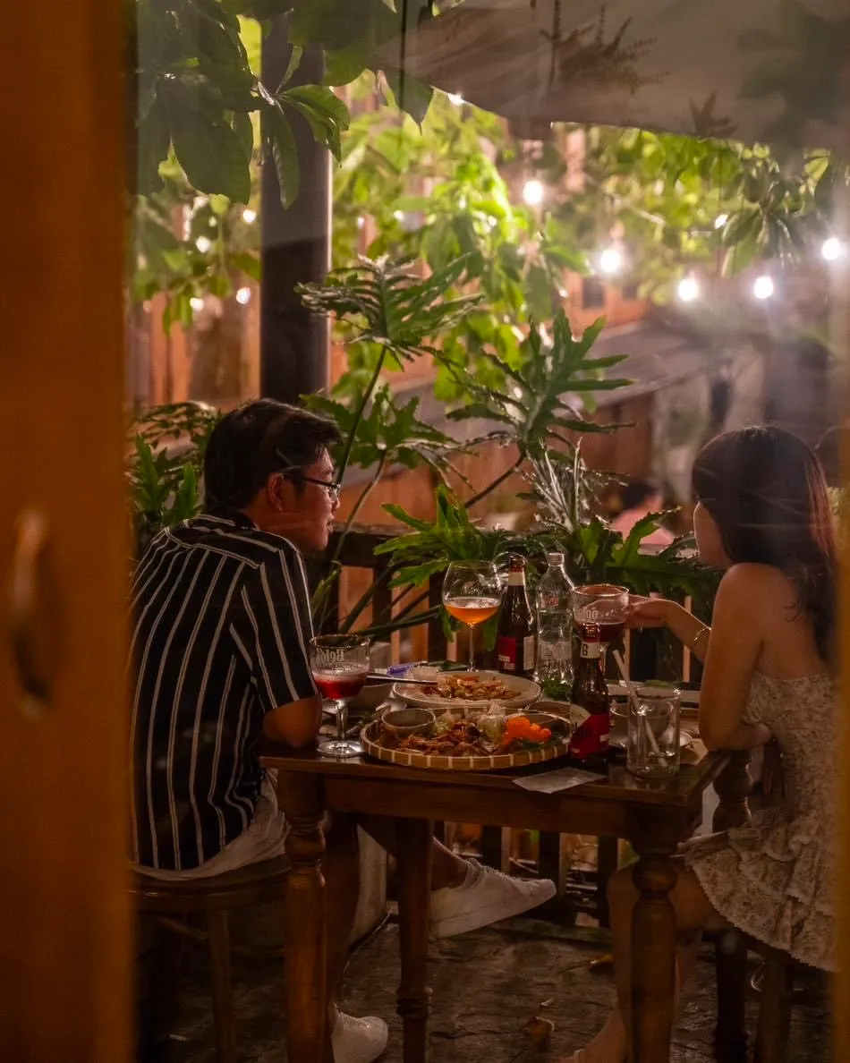 Hình ảnh các cặp đôi đang cùng nhau ăn tối và tận hưởng không gian tại Sori Garden