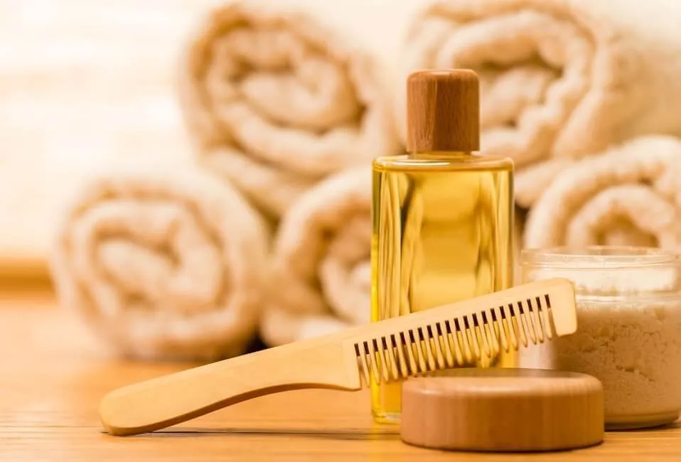 Tinh dầu tràm cung cấp dưỡng chất cho da đầu và tóc, giúp tăng cường sức khỏe tổng thể của tóc, làm mềm mại và mượt mà.