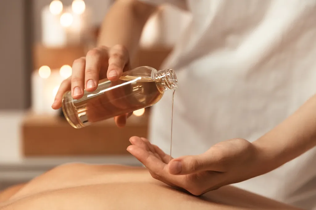 Có thể dùng tinh dầu tràm để massage trị đau nhức, nhức mỏi cơ thể