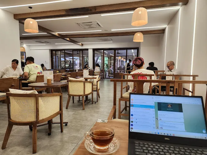 Hình ảnh khách làm việc tại cà phê Trung Nguyên Legend Nguyễn Văn Chiêm