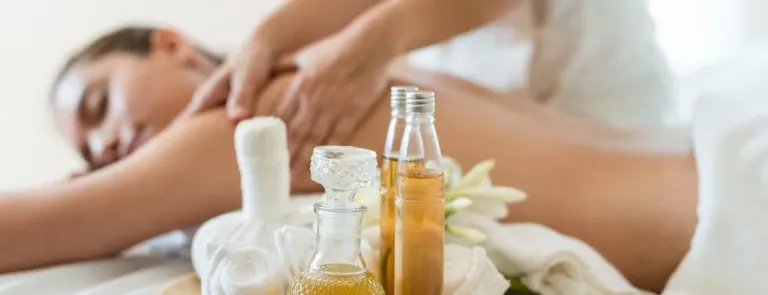Tinh dầu sả thường được sử dụng trong phương pháp massage để giúp giảm đau cơ và cảm thấy thư giãn. Việc massage nhẹ nhàng với tinh dầu sả có thể giúp làm giảm căng thẳng và cải thiện tuần hoàn máu, từ đó giảm đau và cảm giác mệt mỏi trong cơ bắp.
