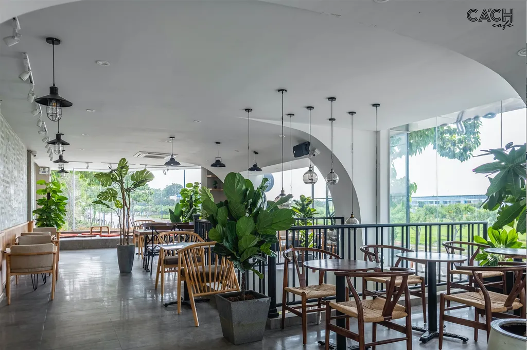 Sử dụng cây cảnh để trang trí quán cafe giúp không gian quán trong lành hơn, tươi mát hơn