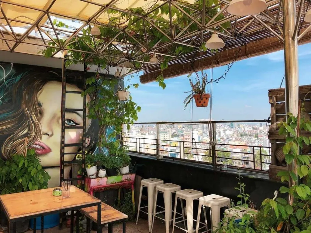 Sử dụng cây xanh trong trang trí nội thất quán cafe mang đến cho khách hàng sự thoải mái như được trở về với thiên nhiên