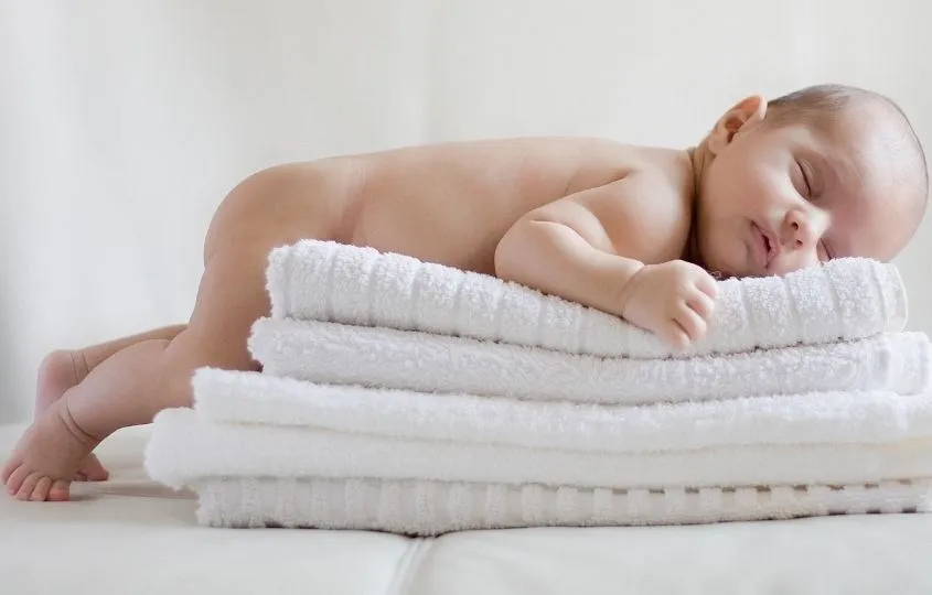Khăn tắm cho em bé là một loại khăn được thiết kế đặc biệt để sử dụng sau khi bé tắm. Chúng thường có kích thước nhỏ hơn so với khăn tắm thông thường và được làm từ các chất liệu mềm mại, dịu nhẹ như vải bông, vải muslin hoặc vải từ tre