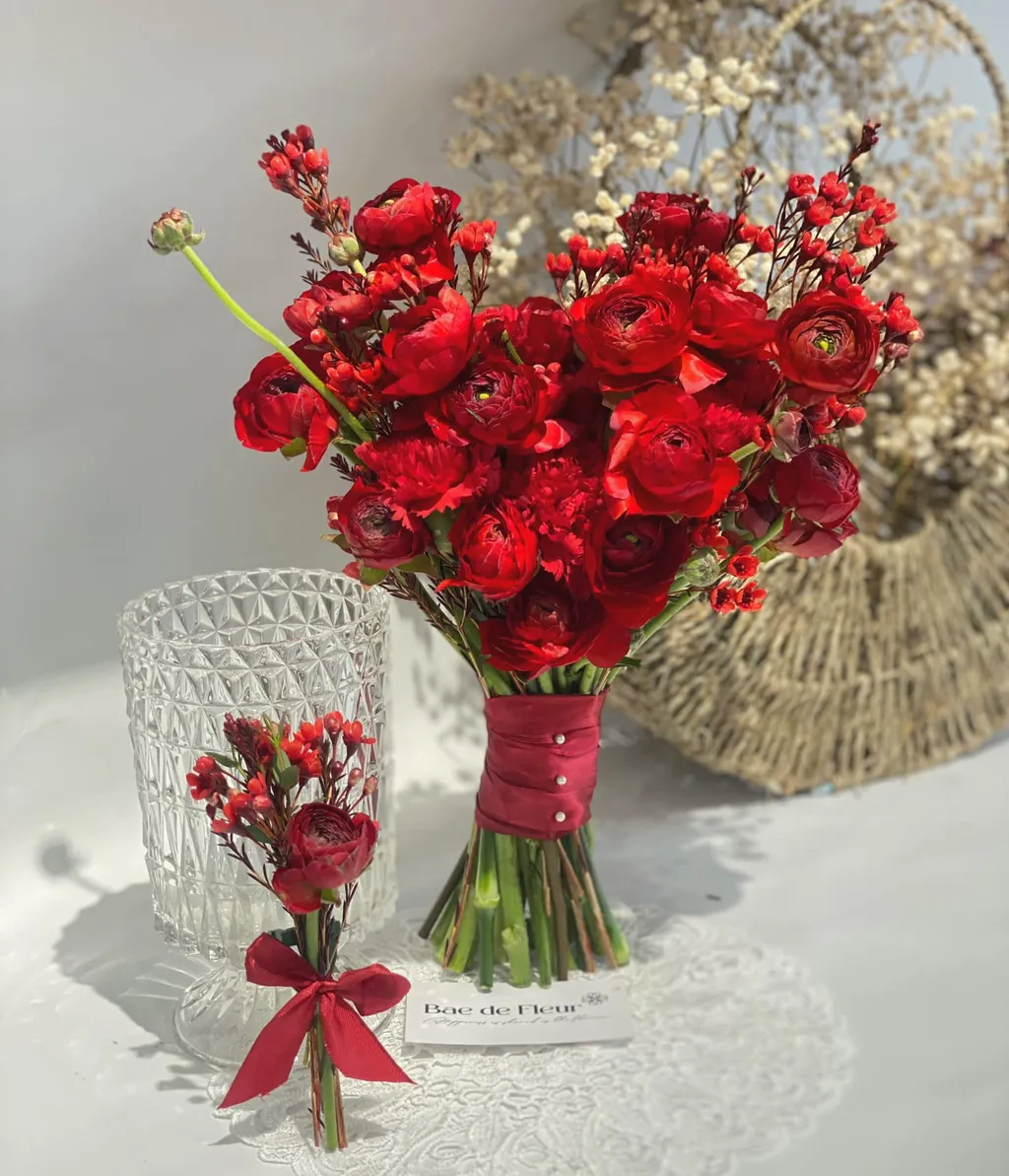 Hoa thanh liễu kết hợp cùng hoa mao lương đỏ tạo nên một bó hoa cưới cực đẹp