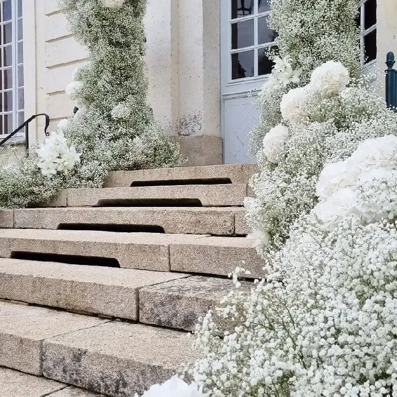 Sử dụng hoa Baby để trang trí cầu thang là một cách tuyệt vời để tạo ra một không gian trang trí lãng mạn và độc đáo. 