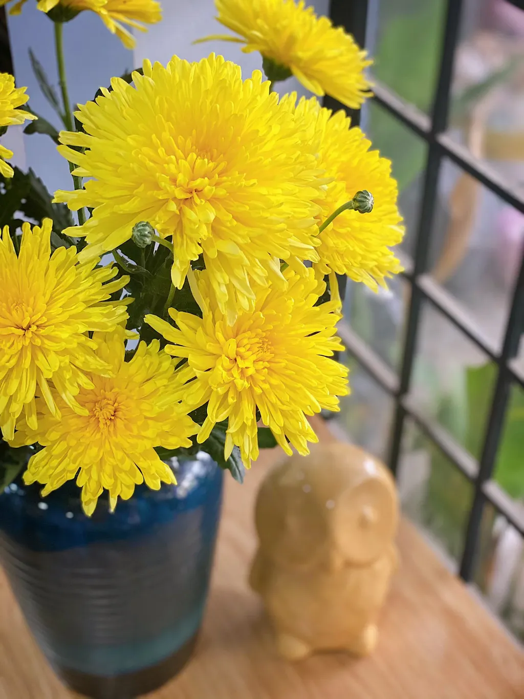 Sắp xếp hoa cúc vàng trong các chậu nhỏ và đặt trên bàn trang điểm hoặc bàn phấn để tạo ra một không gian làm đẹp tươi mới và sáng sủa.