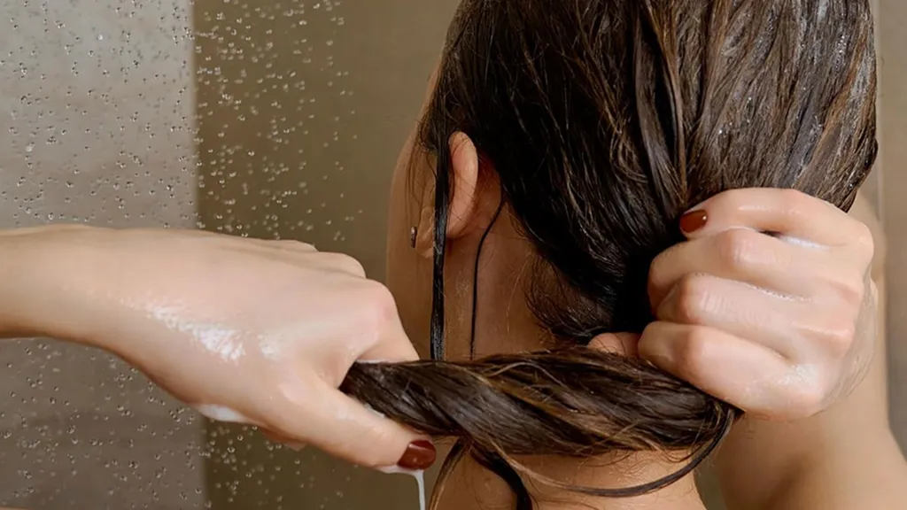 Sử dụng tinh dầu hoa anh thảo để cải thiện mái tóc xơ, gãy rụng