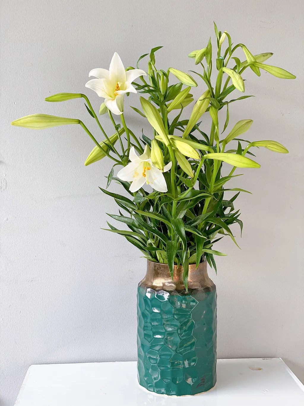 Bằng cách sắp xếp hoa loa kèn trong một bình hoa đẹp mắt, bạn có thể tạo ra một trang trí đơn giản nhưng tinh tế.