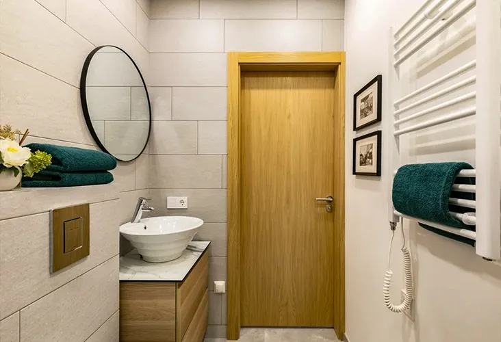 Cửa nhà vệ sinh gỗ công nghiệp màu vân gỗ tự nhiên tạo sự gần gũi với thiên nhiên.