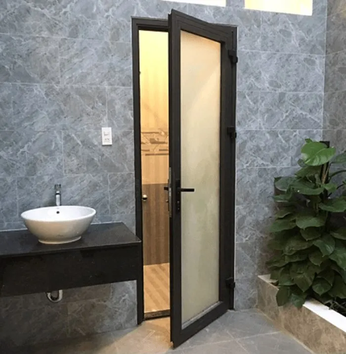 Cửa nhà vệ sinh nhôm kính giúp lấy sáng tốt, tạo cảm giác thông thoáng cho không gian.
