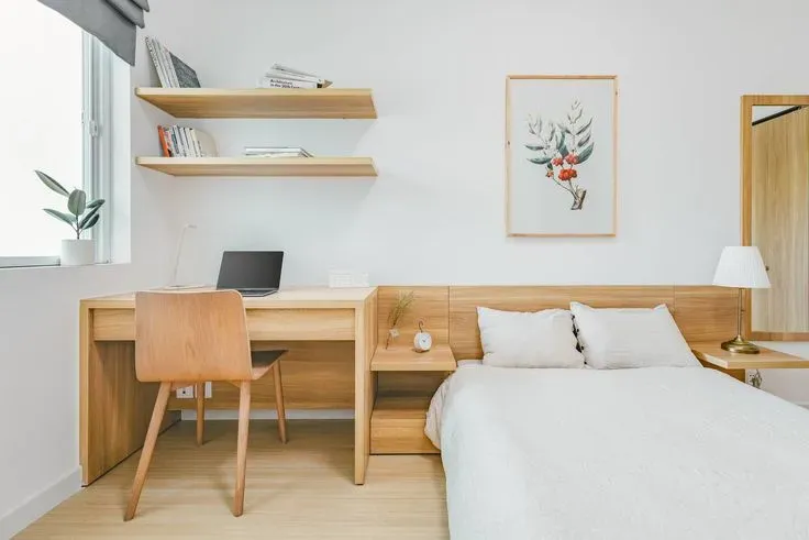 Chọn một bàn học nhỏ gọn và đơn giản để tiết kiệm không gian và phù hợp với kích thước của phòng ngủ. Bạn cũng có thể chọn những mẫu bàn có ngăn kéo hoặc kệ để lưu trữ vật dụng học tập và làm việc