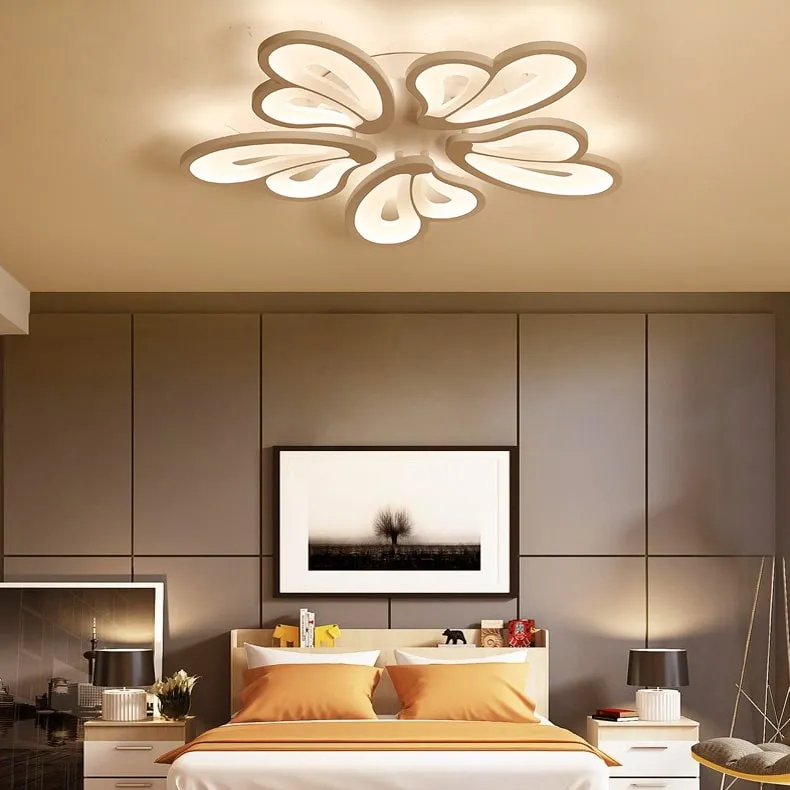 Đèn trần không chỉ cung cấp ánh sáng chính trong phòng ngủ mà còn là một phần của trang trí nội thất. Bạn có thể chọn các mẫu đèn treo trần đơn giản hoặc những mẫu đèn có thiết kế độc đáo và nghệ thuật để tạo điểm nhấn cho không gian