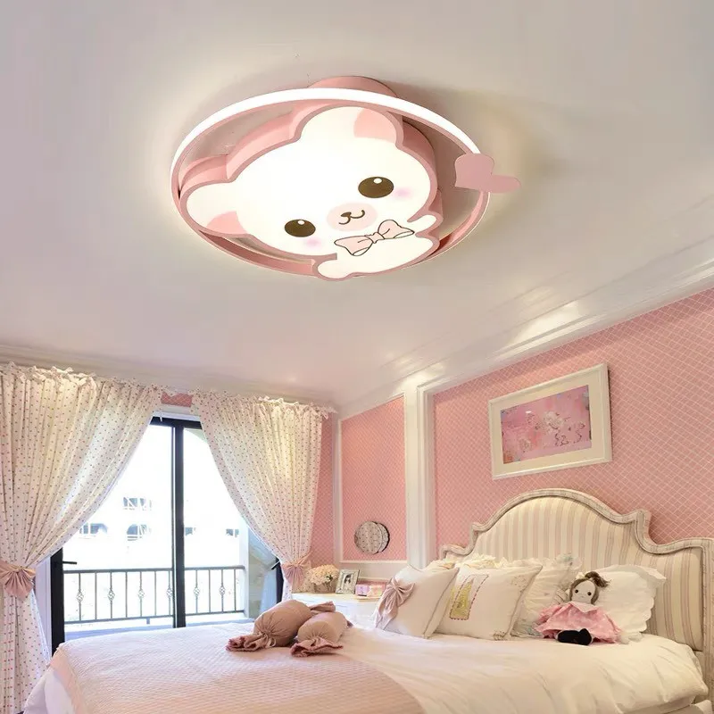 Một chiếc đèn trần hình thù ngộ nghĩnh là một lựa chọn tuyệt vời khác để decor phòng ngủ của bạn